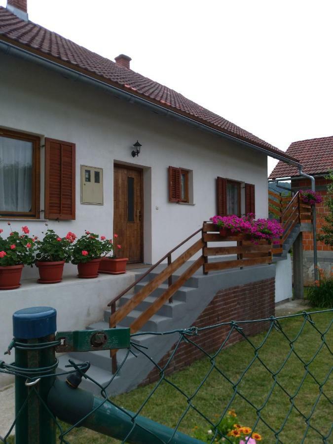 Apartman Nina Licko Petrovo Selo Exterior photo