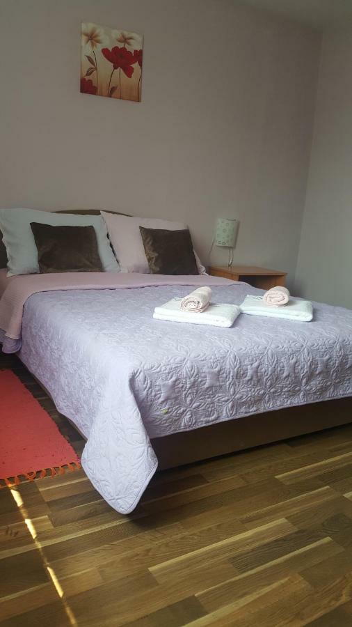 Apartman Nina Licko Petrovo Selo Exterior photo