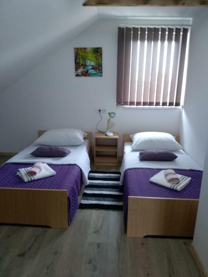 Apartman Nina Licko Petrovo Selo Exterior photo